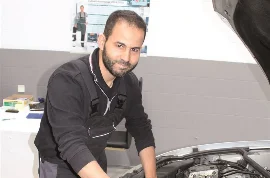 Inhaber Baghdad Al Jaoui am geöffneten Motorraum